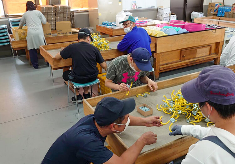 金属部品の組み立て