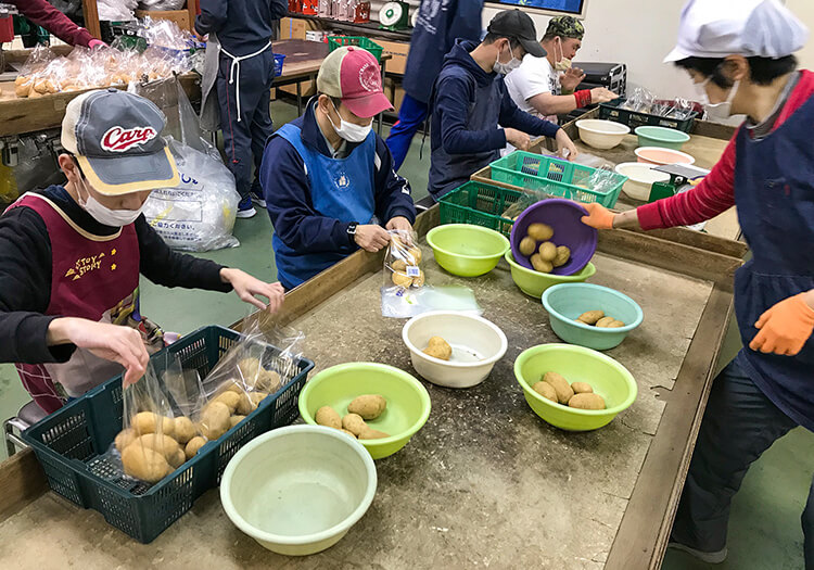 野菜・果物の袋詰め